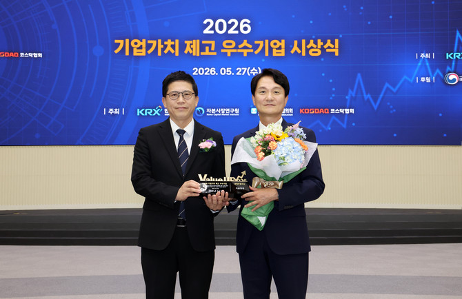 키움증권 엄주성 대표이사(오른쪽)가 27일 여의도 한국거래소 홍보관에서 열린 '2026 기업가치 제고 우수기업 시상식'에서 경제부총리상을 수상하고 강기룡 재정경제부 차관보와 기념촬영을 하고 있다. ⓒ 한국거래소