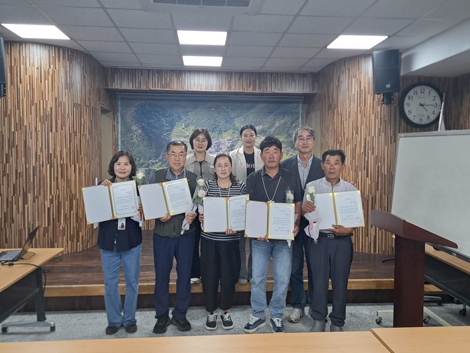 남해군이 다랭이마을 주민들을 대상으로 진행한 '다랭이마을 주민 역량강화 교육'을 실시하고 기념촬영을 하고 있다. ⓒ 남해군