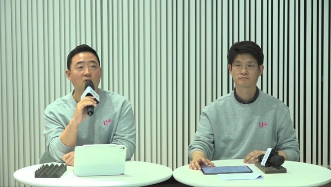 LG유플러스는 28일 온라인 기자간담회를 열고 요금 구조와 가입·이용 전 과정을 단순화하는 '심플리(Simply) 2.0'을 내달 1일부터 시작한다고 밝혔다. 왼쪽부터 강진욱 모바일·디지털사업그룹장(상무), 장준영 마케팅그룹장(상무). ⓒ 온라인 기자간담회 영상 갈무리