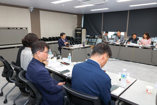 이상근 고성군수(가운데)가 군청 중회의실에서 '2027년 지방소멸대응기금 투자계획 보고회'를 열고, 지역 특성을 반영한 지방소멸 대응 전략과 핵심사업 추진 방향을 논의하고 있다. ⓒ 고성군