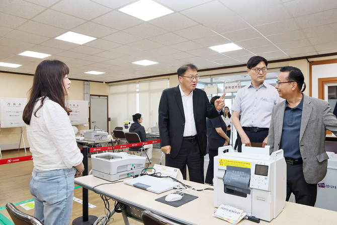 장금용 창원시장 권한대행이 자은동 사전투표소를 찾아 설비·동선·편의시설 등 운영 상황을 점검하고 있다. ⓒ 창원시