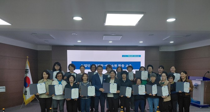 창원시 자원봉사단체협의회 창원지회(지회장 박윤섭)가 사파동 일원에서 빗물받이 정화활동을 실시하고 기념촬영을 하고 있다. ⓒ 창원시