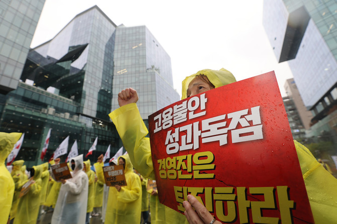 전국화학섬유식품산업노동조합 카카오지회 조합원들이 지난 20일 경기도 성남시 판교역 광장에서 '2026 임단협 승리 결의대회'를 열고 구호를 외치고 있다. ⓒ 연합뉴스