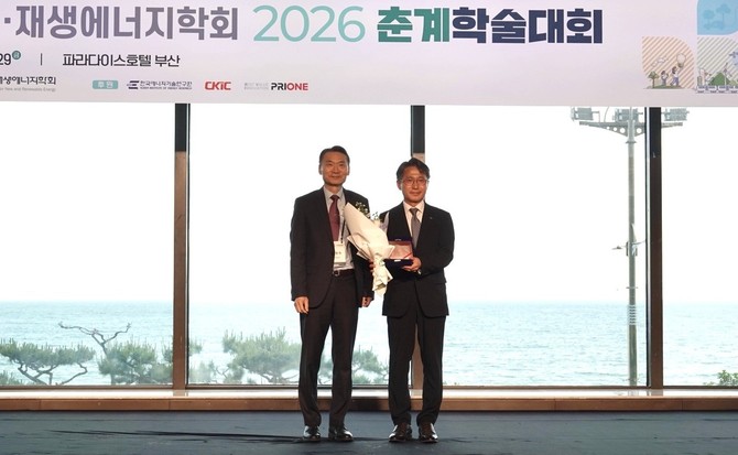 오규명 서부발전 재생에너지사업단장(오른쪽)과 조철희 한국신재생에너지학회장이 기념촬영을 하고 있다. ⓒ 서부발전