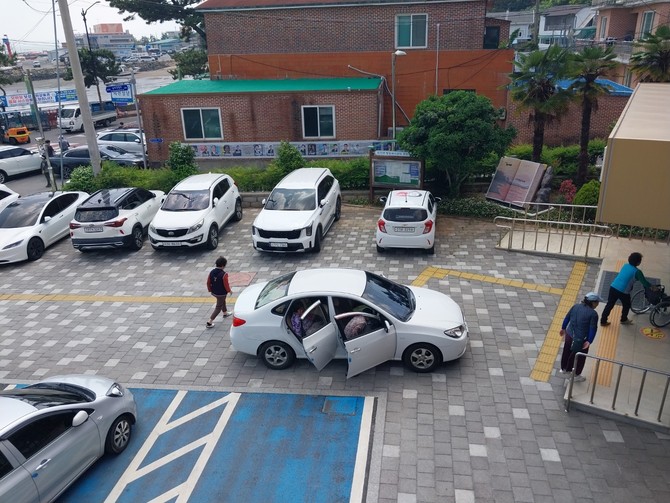 사전투표소가 마련된 보성 회천면사무소에 한 차량에서 어르신들이 하차하고 있다. =제보자