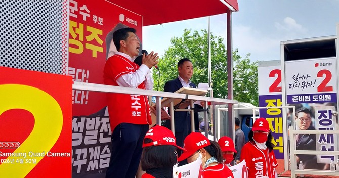 박정주 후보는 30일 전통시장과 상가 밀집지역, 주요 교차로 등을 중심으로 유권자들과 직접 만나며 적극적인 지지를 호소했다. =오영태 기자