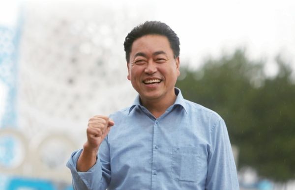 중앙과 도정, 그리고 현장을 잇는 '세일즈 군수'로 명명하며 발로 뛰는 경영 군정을 펼치겠다며 주먹을 불끈 쥔 조주홍 영덕군수 후보. ⓒ 조주홍 공보물 캡처