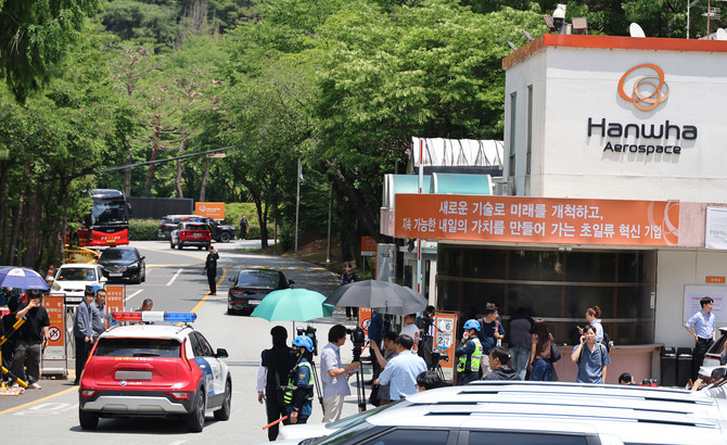1일 오전 대전 유성구 외삼동 한화에어로스페이스 대전사업장에서 노동 당국이 정문 앞으로 진입하고 있다. ⓒ 연합뉴스