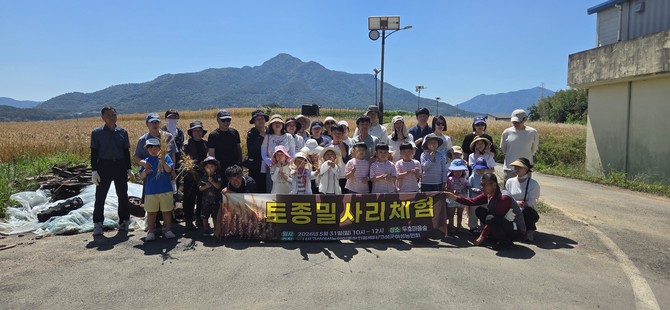 (사)고성여성농업인종합지원센터가 마암면 두호마을에서 '토종 밀사리 체험' 행사를 주최하고 기념촬영을 하고 있다. ⓒ 고성군