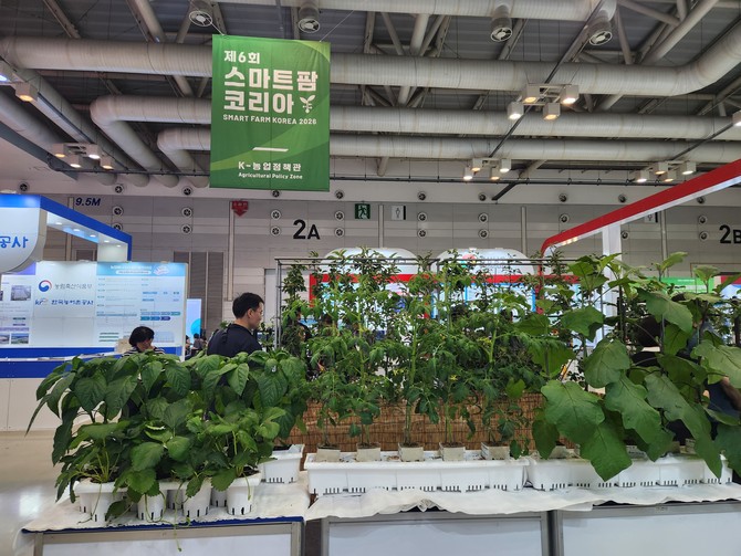 고성군이 창원컨벤션센터(CECO) 제1, 2전시장에서 개최된 '2026 스마트팜코리아 박람회'에 참가해 다양하고 실속 있는 귀농·귀촌 지원정책과 지역 우수 농특산물을 홍보하고 하고 있다. ⓒ 고성군