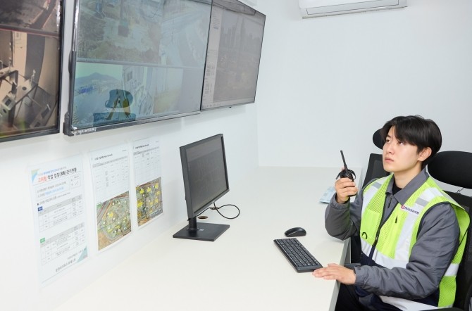 IPARK현대산업개발은 CCTV통합관제센터를 운영하며, 지상·지하 모든 구역 실시간 모니터링 체계를 구축했다. 운정 아이파크 포레스트 현장에서 관리자가 CCTV통합관제센터를 통해 사각지대를 비롯한 현장 내부를 점검하고 있다. Ⓒ IPARK현대산업개발