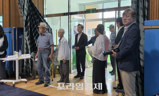 국민의힘 김태흠 충남도지사 후보가 제9회 전국동시지방선거 본투표일인 3일 오전 충남 보령시 웅천초등학교 제2투표소를 찾아 투표에 앞서 순서를 기다리고 있다. = 오영태 기자