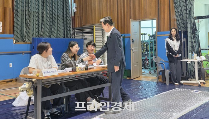 국민의힘 김태흠 충남도지사 후보가 3일 오전 충남 보령시 웅천초등학교 제2투표소에서 투표에 앞서 선거사무원들과 인사를 나누고 있다. = 오영태 기자