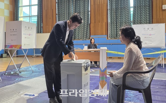 국민의힘 김태흠 충남도지사 후보가 3일 오전 충남 보령시 웅천초등학교 제2투표소에서 투표하고 있다. = 오영태 기자