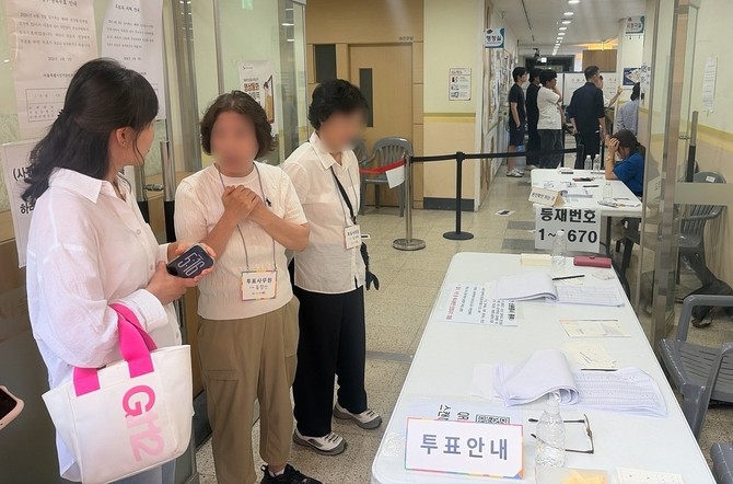 6·3 지방선거 본투표일인 3일 서울 송파구 잠실 한 투표소에서 투표용지 부족으로 유권자들이 대기하고 있다. ⓒ 연합뉴스