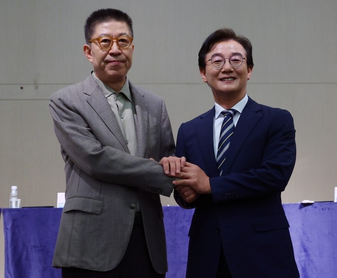 전재수 더불어민주당 부산시장 후보(오른쪽)와 박형준 국민의힘 부산시장 후보. ⓒ 연합뉴스