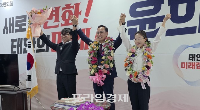 6·3 지방선거에서 태안군수에 당선된 윤희신 당선인이 만세을 부르고 있다. ⓒ 선거 캠프