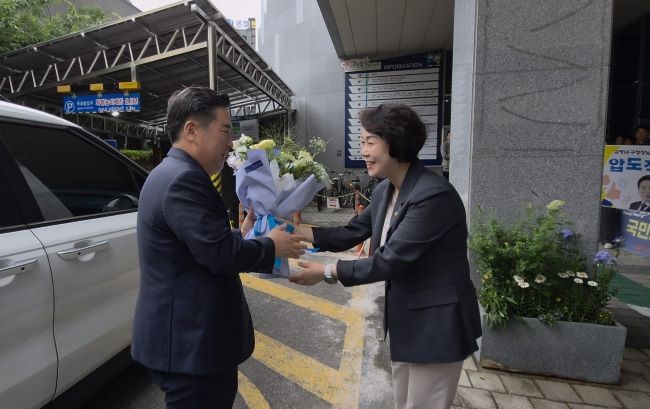 김병내 남구청장은 4일 오전 구청으로 출근해 직원들로부터 축하 인사를 받은 뒤 공식 업무에 돌입했다. ⓒ 광주광역시 남구청