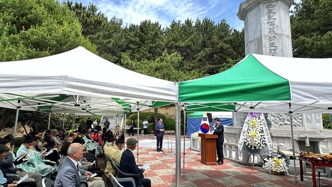 고성문화관광재단이 의병의 날을 맞아 당항포관광지 내 현충탑에서 '제434주년 당항포대첩기념 현충탑 창의공신 추모제향'을 봉행하고 있다. ⓒ 고성군