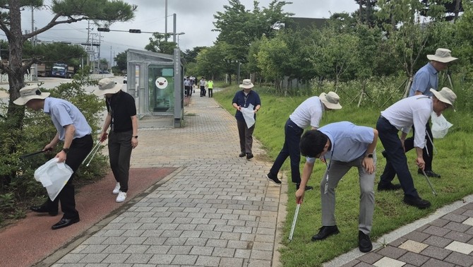 서부발전 임직원이 충남 태안 본사 인근에서 환경정화 활동을 진행 중인 모습. ⓒ 서부발전