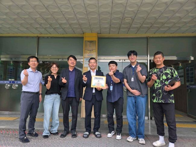 경주시정신건강복지센터는 지난 4일 경북모빌리티고등학교에서 청소년 정신건강지원 사업인 '마음성장학교' 신규 선정에 따른 현판식을 개최했다. ⓒ 경주시
