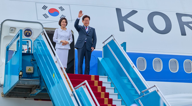 프랑스 에비앙에서 개최되는 G7 정상회의 참석을 위해 이 대통령은 9일 취임 후 처음으로 유럽으로 떠난다. ⓒ 청와대