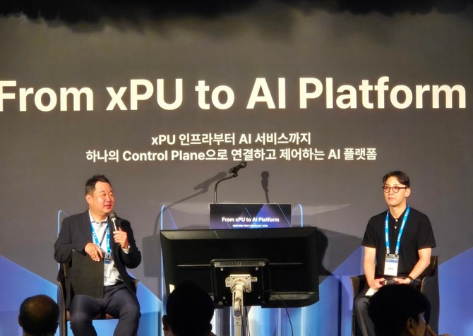 김명진 이노그리드 대표(왼쪽)와 권경민 CTO(오른쪽)가 참석자들을 대상으로 질의응답을 진행하고 있다. =홍재현 기자