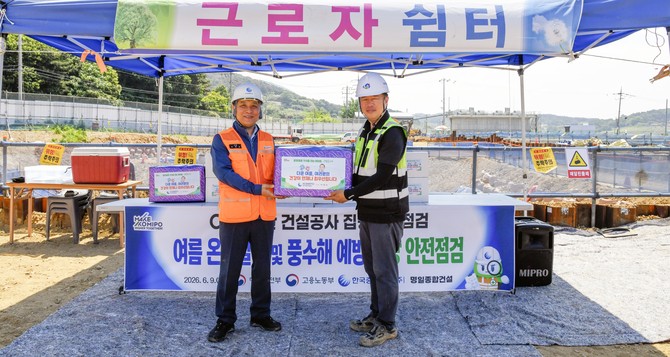 이영조 중부발전 사장(왼쪽)이 현장 관계자에게 격려물품을 전달하고 있다. ⓒ 중부발전