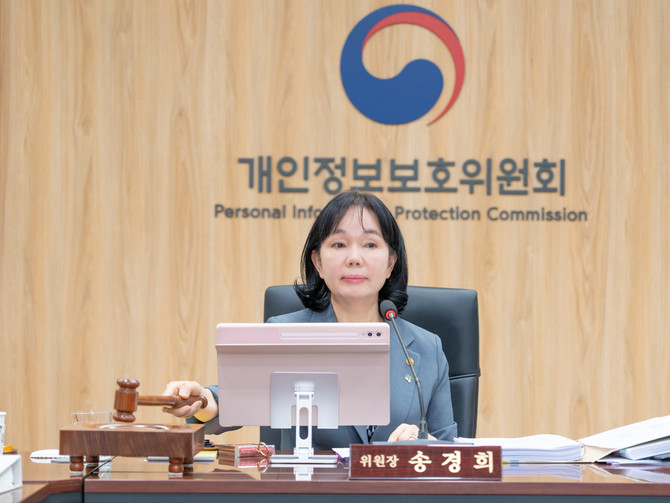 송경희 개인정보보호위원회 위원장이 지난 10일 오전 서울 종로구 정부서울청사에서 개최된 2026년 제11회 개인정보보호위원회 전체회의에서 의사봉을 두드리고 있다. ⓒ 개인정보보호위원회