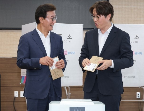 6·3 지방선거 및 국회의원 재보궐선거 사전투표 첫날인 29일 부산 북구 덕천2동행정복지센터에 마련된 투표소에서 더불어민주당 전재수 부산시장 후보, 하정우 부산 북구갑 후보가 함께 투표하고 있다(사진 왼쪽부터). ⓒ 연합뉴스