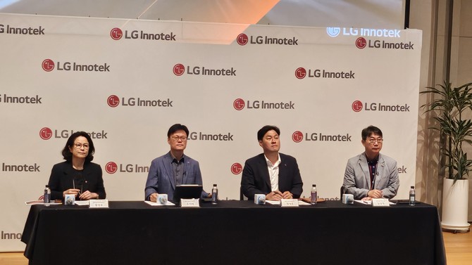 LG이노텍 패키지솔루션사업부 관계자들이 취재진의 질문에 답변하고 있다. 왼쪽부터 황정호 패키지솔루션마케팅담당(상무), 조지태 패키지솔루션사업부장(전무), 명세호 패키지솔루션개발담당(상무), 남상혁 패키지솔루션연구소장(연구위원). =박지혜 기자