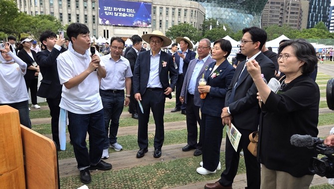임하수 산림청 차장(앞줄 왼쪽 세번째)이 송미령 농림축산식품부 장관(앞줄 오른쪽 세번째)과 동서트레일 홍보 부스를 순람하며 관계자로부터 설명을 듣고 있다. ⓒ 산림청
