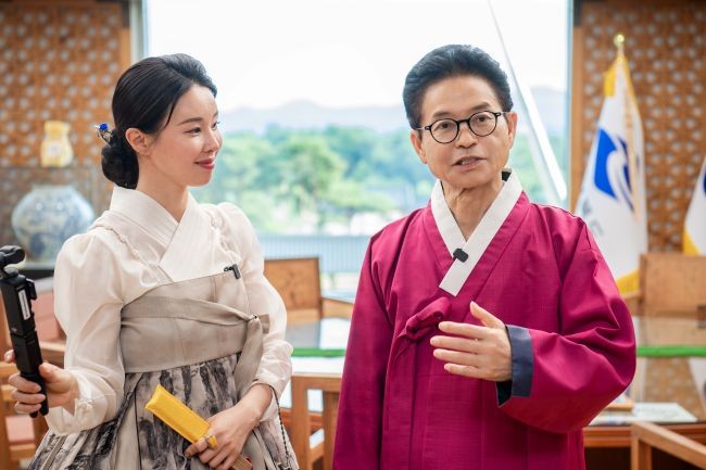 한복 인플루언서 유튜브 여우곰 최은지 대표와 인터뷰를 하고 있는 이철우 도지사. ⓒ 경북도