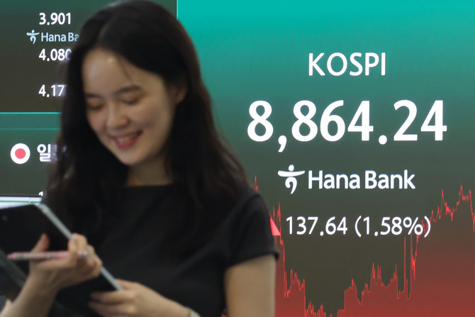 코스피가 상승세를 이어가며 8800선에 마감한 17일 서울 중구 하나은행 본점 딜링룸 현황판에 코스피가 표시돼 있다. ⓒ 연합뉴스