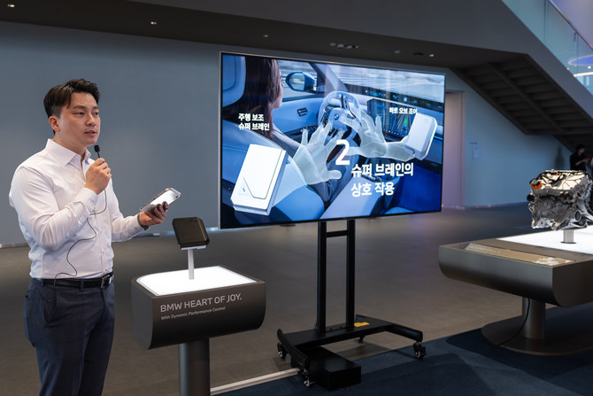 더 뉴 BMW iX3는 주행 역동성을 제어하는 슈퍼컴퓨터 하트 오브 조이(Heart of Joy)를 통해 전기차로 느낄 수 있는 운전의 즐거움을 새로운 차원으로 확장했다. ⓒ BMW 코리아