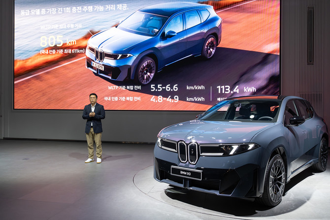 더 뉴 BMW iX3는 동급 모델 최고 수준의 1회 충전 주행가능거리인 최대 611㎞(국내 인증 기준, WLTP 기준 805㎞)를 달성했다. ⓒ BMW 코리아