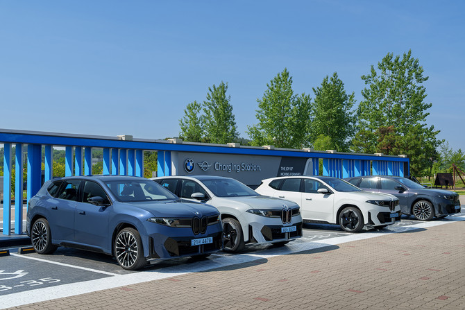 더 뉴 BMW iX3는 미래적 혁신을 이룬 '노이어 클라쎄(Neue Klasse)'의 첫 번째 양산형 모델이다. ⓒ BMW 코리아