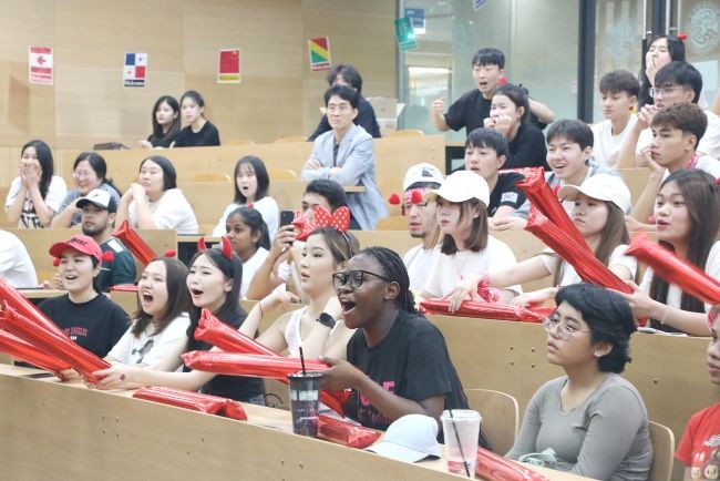 대한민국과 멕시코의 경기가 열린 19일 오전 대구 남구 영남이공대에서 외국인 유학생들이 중계방송을 지켜보며 응원하고 있다. ⓒ 영남이공대학교