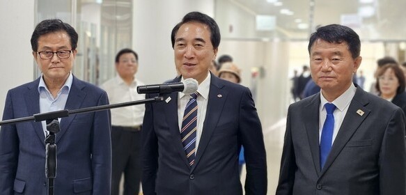 박수현 충남도지사 당선인은 19일 보령타운홀미팅 전 스탠딩 인터뷰에서 대전~보령 고속도로의 국가계획 반영을 위해 도정 역량과 중앙정부 네트워크를 총동원하겠다고 밝혔다. =오영태 기자