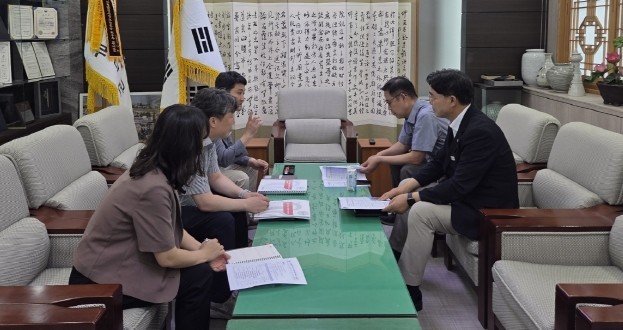 지난 19일 군청 선화만남실에서 충청남도 중앙협력본부 세종사무소 유동훈 재정협력관을 초청해 2027년 정부예산 확보를 위한 정책 간담회를 개최하고 있다. ⓒ 부여군