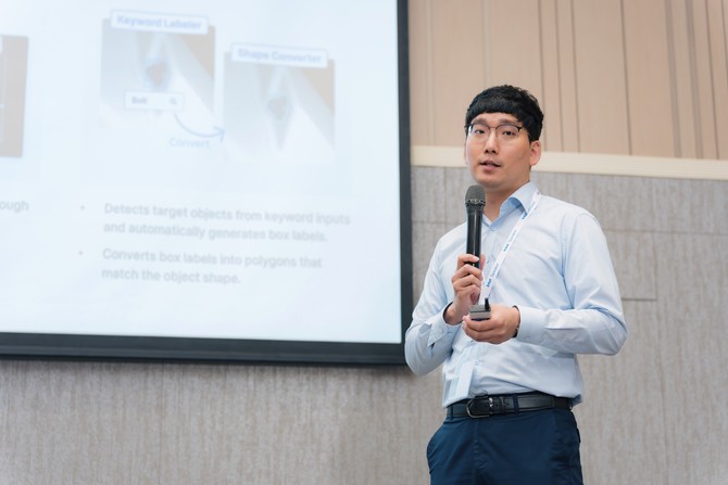 이홍석 뉴로클 대표가 '인텔 엣지 솔루션 서밋 2026'서 오토딥러닝 비전검사 기술을 소개하고 있다. ⓒ 뉴로클