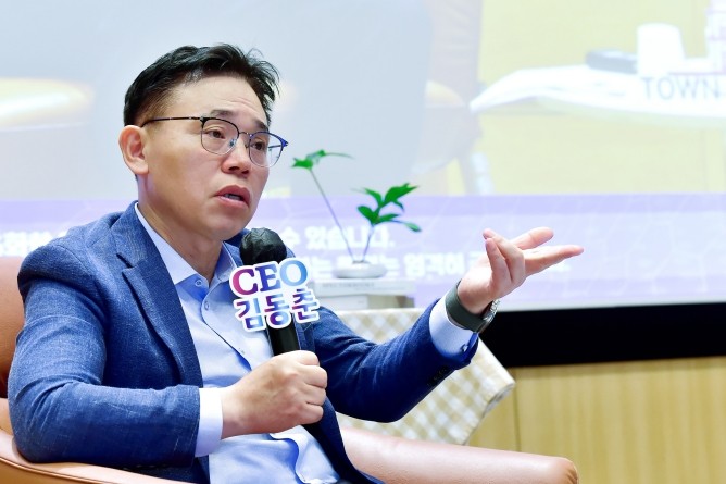 김동춘 LG화학 사장이 지난 22일 타운홀 미팅에서 반도체, 모빌리티·로봇 등 미래 핵심 사업 육성 전략을 설명하고 있다. ⓒ LG화학
