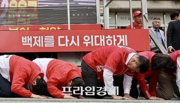 최원철 공주시장 후보(가운데)가 지난 5월21일 충남 공주산성시장에서 장동혁 국민의힘 상임선거대책위원장, 윤용근 공주·부여·청양 국회의원 보궐선거 후보와 함께 큰절을 올리며 시민들에게 지지를 호소하고 있다. ⓒ 프라임경제