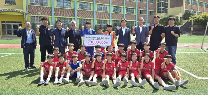 23일 계성초등학교에서 유소년 축구 및 유도 꿈나무 육성을 위한 후원금 총 7900만원을 전달 후 기념촬영을 하고 있다. ⓒ 당진발전본부