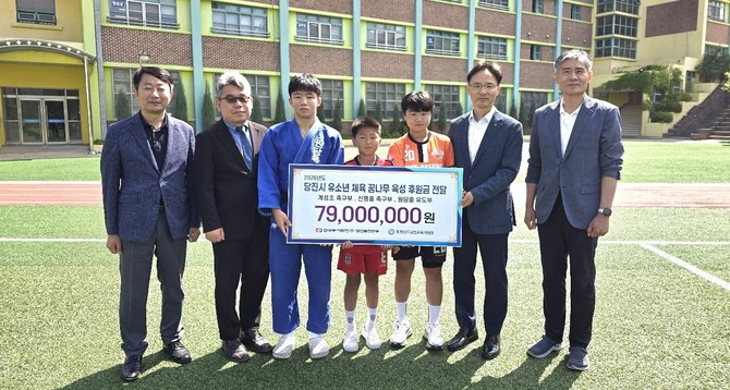 23일 계성초등학교에서 유소년 축구 및 유도 꿈나무 육성을 위한 후원금 총 7900만원을 전달 후 기념촬영을 하고 있다. ⓒ 당진발전본부