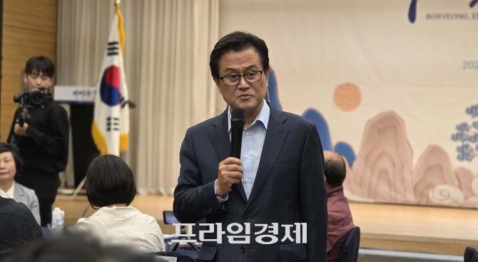 엄승용 보령시장 당선인이 23일 보령베이스 동백홀에서 시민들의 즉석 질문에 답하고 있다. =오영태 기자