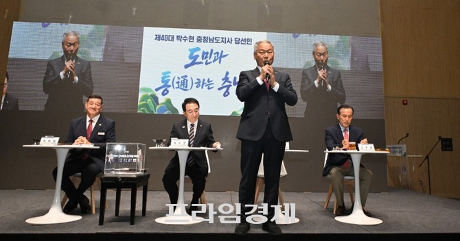 이용우 당선인은 23일 공주 아트센터 고마 컨벤션홀에서 열린 '도민과 통(通)하는 타운홀 미팅'에 참석해 부여군의 주요 현안과 충남도와의 협력 과제를 제안하고 있다. ⓒ 프라임경제