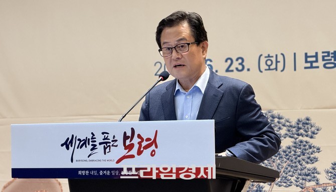 엄승용 당선인은 23일 보령베이스 동백홀에서 열린 '타운홀 미팅'에 참석해 민선 9기 시정 운영 방향과 지역 발전 구상을 밝히고 있다. = 오영태 기자