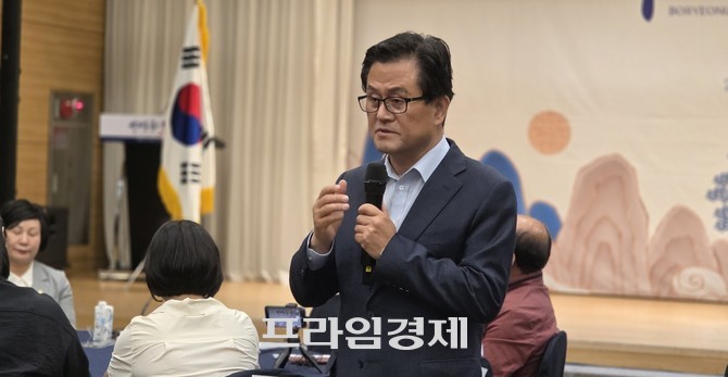 엄승용 당선인은 23일 보령베이스 동백홀에서 열린 '타운홀 미팅'에 참석해 민선 9기 시정 운영 방향과 지역 발전 구상을 밝히고 있다. =오영태 기자