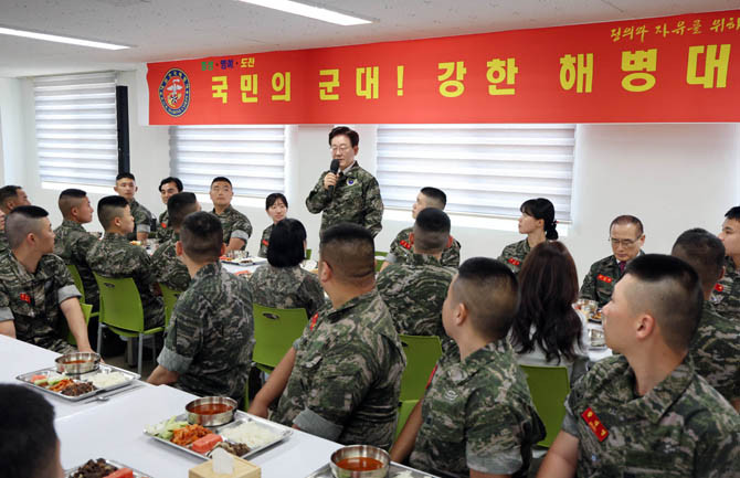 이 대통령이 해병대 연평부대에서 열린 장병들과의 오찬에서 격려사를 하고 있다. ⓒ 연합뉴스